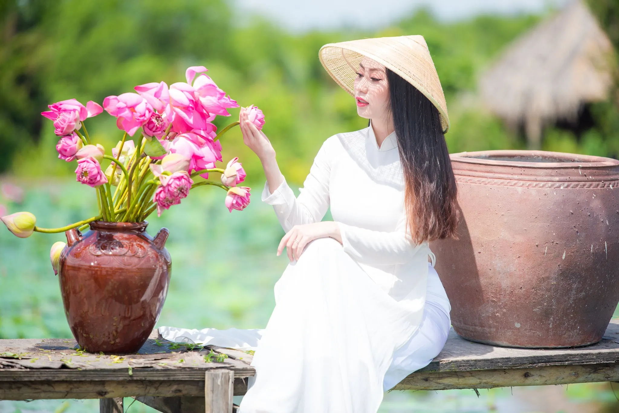 Chup hinh hoa sen 1 - 49 cách tạo dáng chụp ảnh với áo dài tuyệt đẹp - HThao Studio