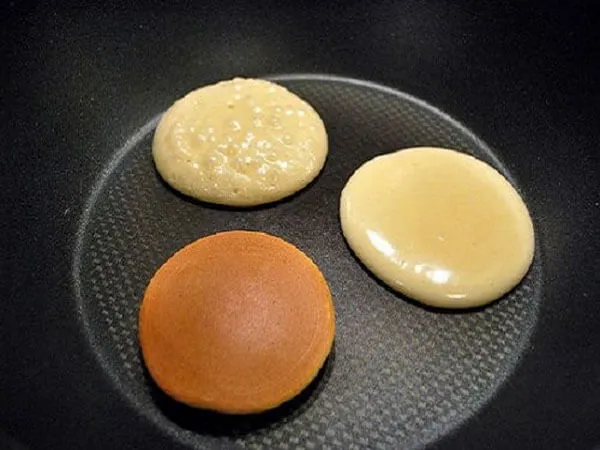 Rán bánh pancake truyền thống