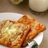 Bày trí ra đĩa là có ngay món pizza bánh mì gối thơm ngon, bổ dưỡng.