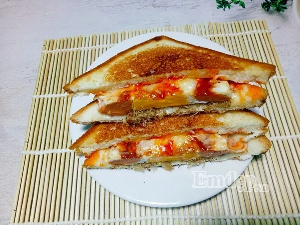 15 phút làm bánh sandwich kẹp trứng xúc xích ngon tuyệt cho bữa sáng cuối tuần