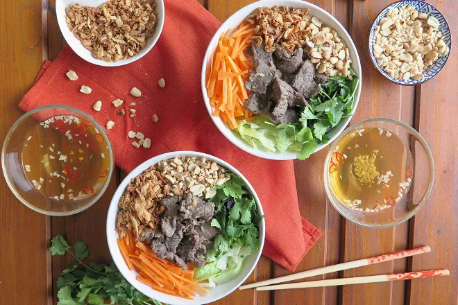 bún bò xào miền nam ăn với nước mắm chua ngọt