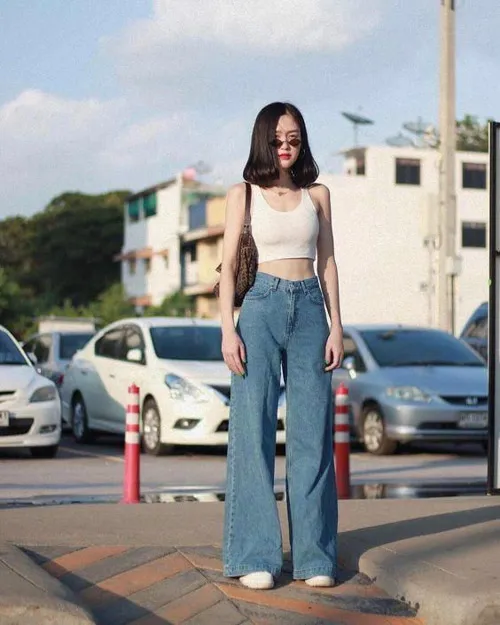 Chiếc quần jean ống rộng dài qua mắt cá nhân kết hợp với chiếc áo croptop ngắn