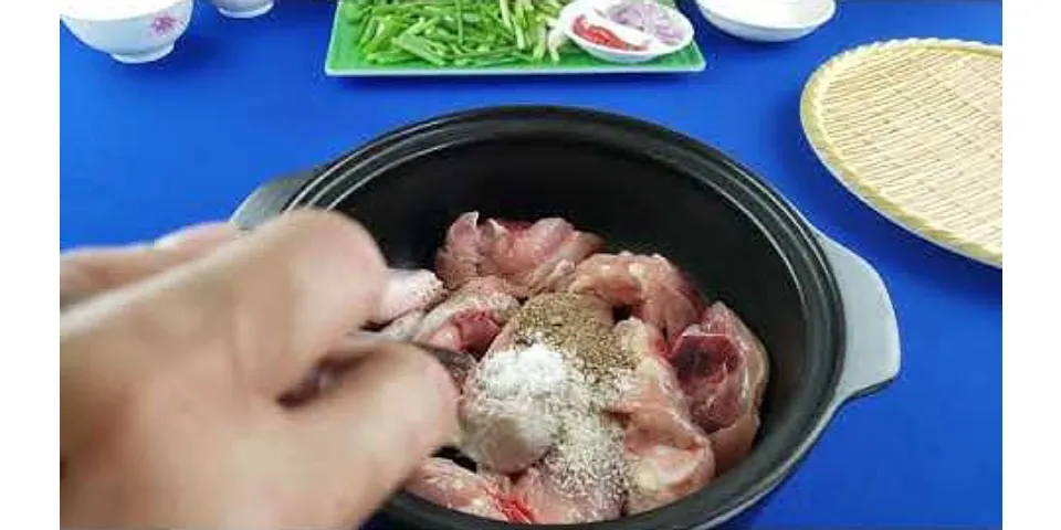 Cách rang thịt gà với hành khô
