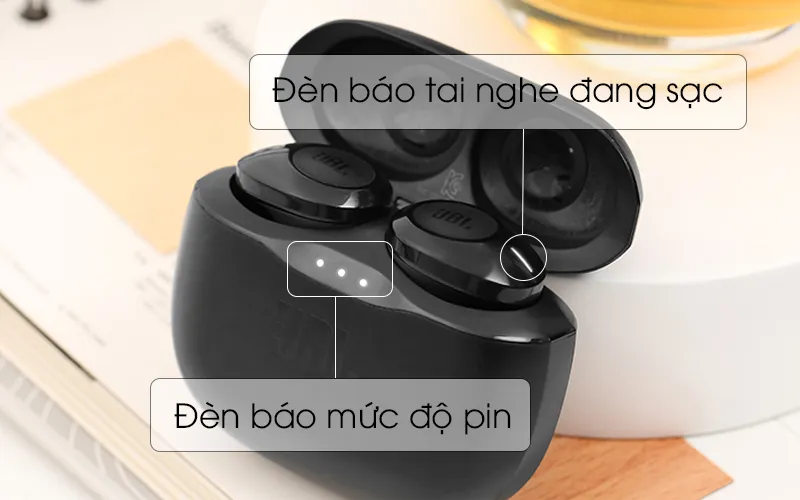 Đèn tín hiệu báo mức độ pin của hộp sạc di động và đèn tín hiệu trên tai nghe cho biết đang được sạc - Tai nghe Bluetooth JBL T120TWSBLK Đen