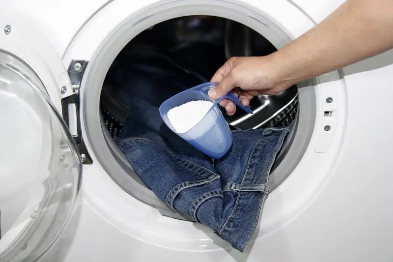 Thu nhỏ ống quần jean bằng cách giặt ở nhiệt độ cao