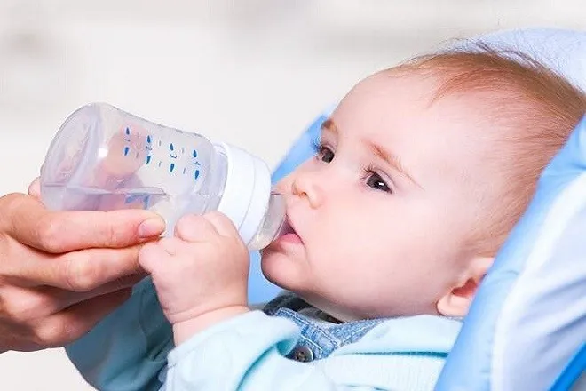 Có nên cho trẻ sơ sinh uống nước tráng miệng