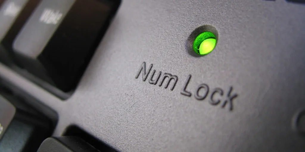 Đèn của phím NumLock sẽ sáng lên khi bật