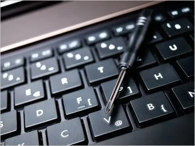 Tua vít là dụng cụ cần thiết để tháo bàn phím laptop
