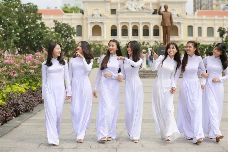 Học sinh mặc áo dài trắng - Thời Trang Việt