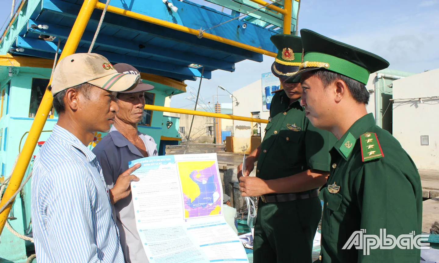 Đồn Biên phòng Kiểng Phước, Bộ đội Biên phòng Tiền Giang tuyên truyền kiến thức pháp luật cho ngư dân. 