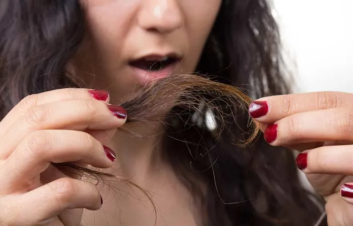 Chế độ chăm sóc tóc kém khiến tóc yếu, mọc chậm, dễ gãy rụng, xơ