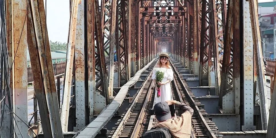 Cách tạo dáng chụp ảnh ở đường tàu cho nữ