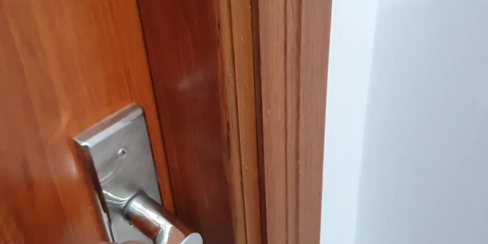 cách xử lý cửa gỗ bị cong vênh